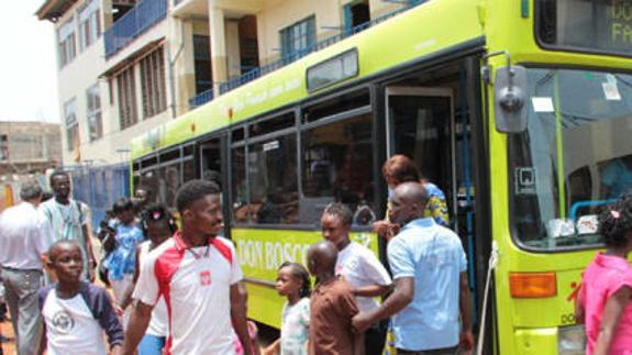 El autobús urbano que prestó servicio en Badajoz, en las calles de Freetown.