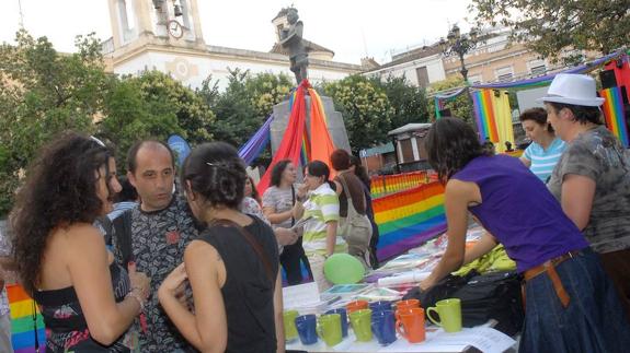 Celebración del Dñia del Orgullo Gay en la plaza San Andrés de Badajoz.
