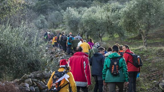 Casar de Palomero acoge una ruta senderista a favor de la Asociación Oncológica