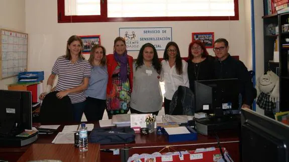 Trabajadores de Cocemfe Badajoz junto a la directora del IMEX y la directora de la Casa de la Mujer de Badajoz.