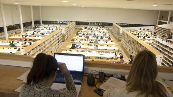 Estudiantes de la Universidad de Extremadura en la biblioteca del campus pacense.