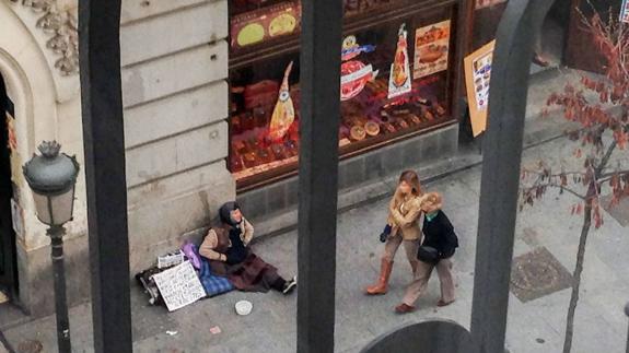 Una persona sin hogar en una calle de Cáceres.