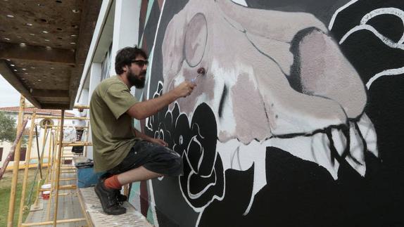 Pintando una obra en Serradilla dentro de la iniciativa 'Muro crítico' de la pasada edición.