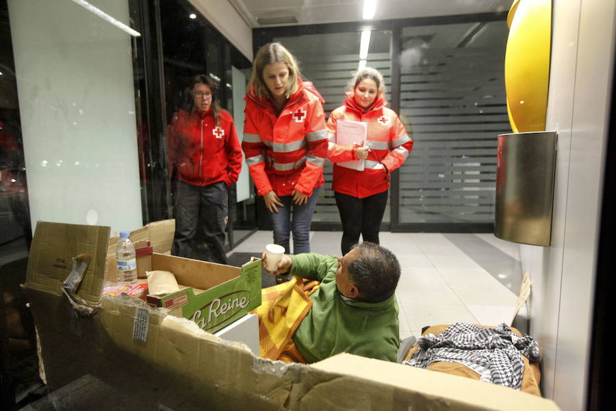 Voluntarias de Cruz Roja atienden a una persona sin hogar.