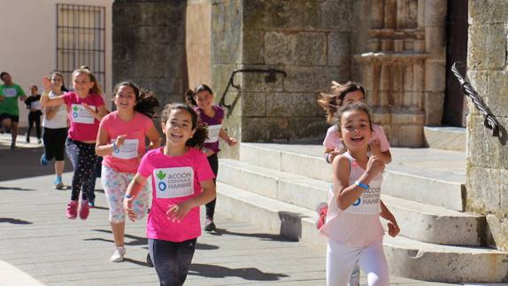 Escolares del colegio Alcalde Juan Blanco de Los Santos de Maimona, en la carrera contra el hambre.