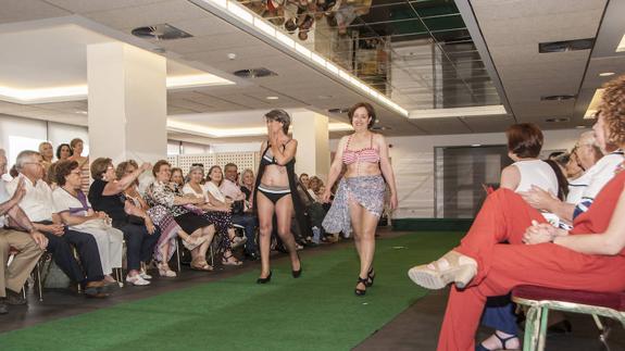 Dos modelos durante su pase ante el público.