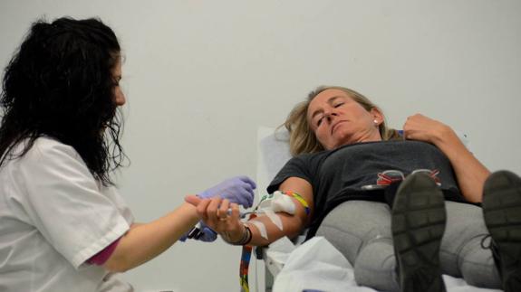 Una mujer dona sangre en una de las campañas de este año.