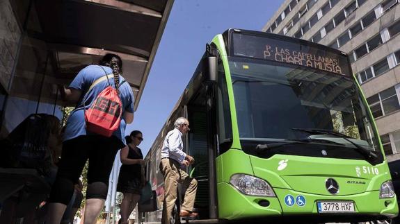 El convenio con la empresa de trasnporte urbano supondrá una bonificación del 50% en los billetes.