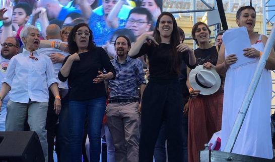 Sisi Cáceres (dcha.), presidenta de Extremadura Entiende, durante la presentación de la fiesta en Madrid.
