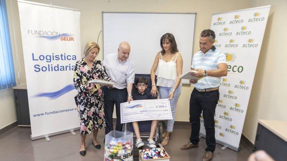 Los ediles Marisa Caldera y Raúl Rodríguez acudieron a la entrega de la ayuda.