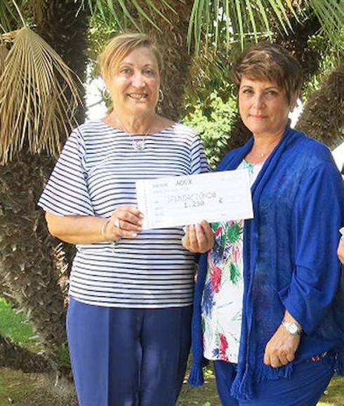 Entrega del cheque con la cuantía recaudada.