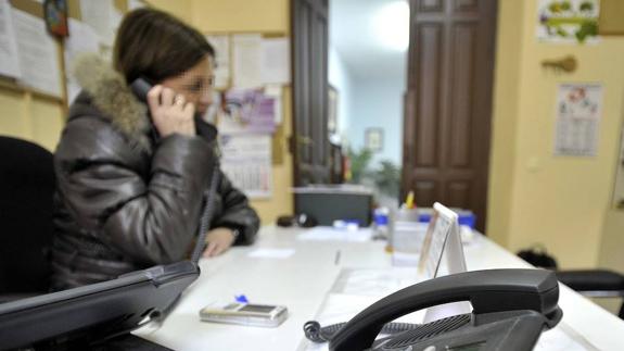 Una voluntaria atiende al telefono.