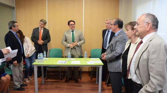 La Asociación Extremeña de Familiares de Afectados por Trastorno de Personalidad en su sede junto al consejero de Sanidad y Políticas Sociales, José María Vergeles.
