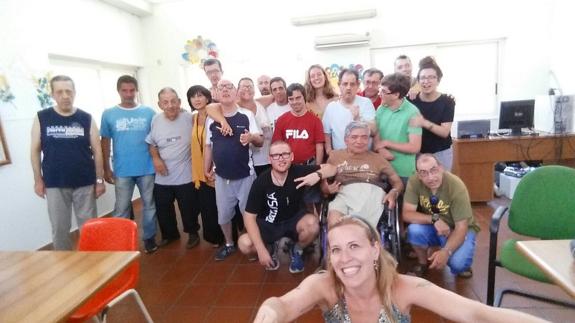 Ana Isabel Sánchez, en primer plano, junto a las personas que ha trabajado en Palermo.