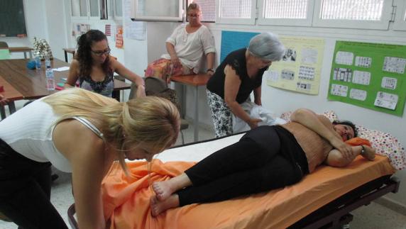 Durante las prácticas de la acción formativa llevada a cabo por Cáritas.