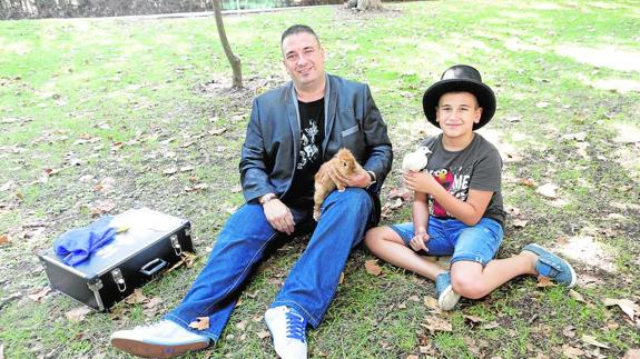 El mago Óscar Pascual junto a su hijo y algunos de los animales, a los que cuidan como mascotas, que protagonizan sus espectáculos de magia.