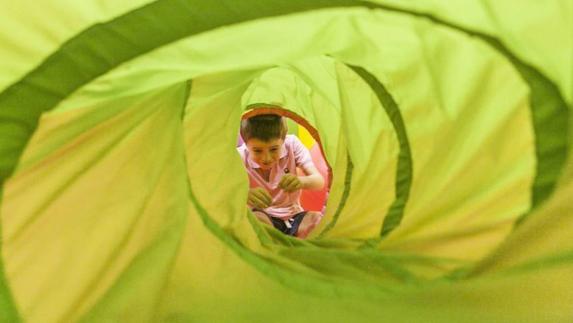 Gonzalo durante una sesión en la sala de integración sensorial del centro que Divertea tiene en Cáceres.
