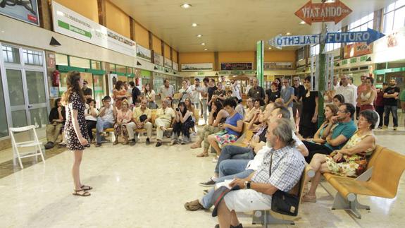 La estación de autobuses de Cáceres acoge la muestra #SomosSalvador