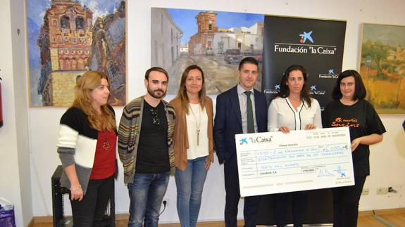 La alcaldesa de Jerez, en el centro, junto al director de la Caixa en la localidad.
