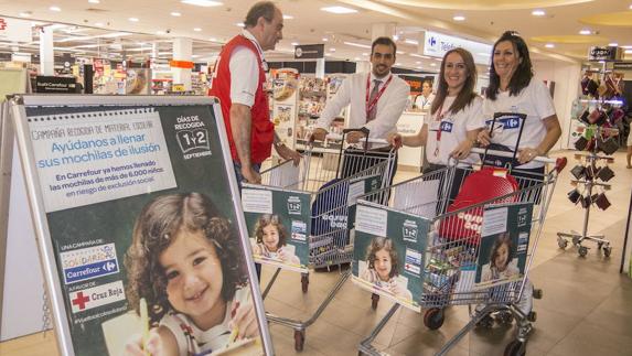 Participantes en la campaña 'Vuelta al Cole Solidaria' en Badajoz.