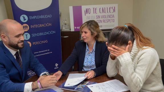 Servanda y Erica al antes de firmar su nuevo contrato.