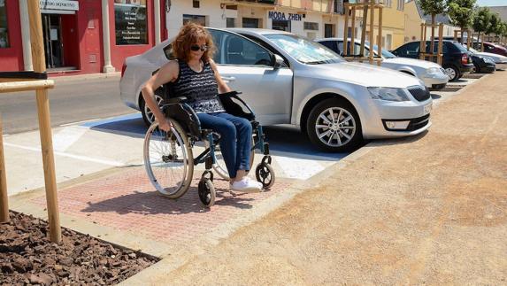 Un persona con discapacidad en el Parque de San Roque de Badajoz.