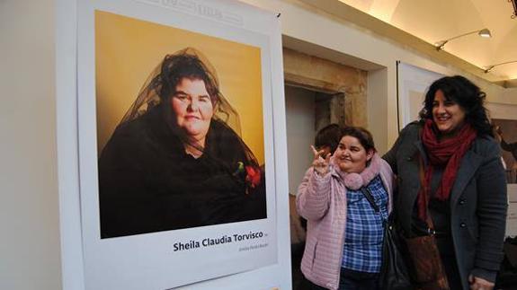 Una de las imágenes que componen la muestra con la modelo de la misma.