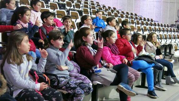Un grupo de alumnos en la jornada de clausura durante un taller de lengua de signos.
