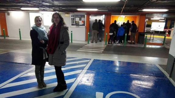 Plazas reservadas para personas con movilidad reducida en el interior del aparcamiento.