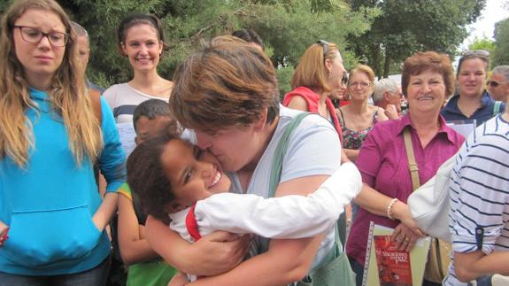 Una de las madres de acogida del programa 'Vacaciones en Paz' besa a una pequeña saharaui.