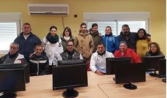 Participantes en el curso de informática.