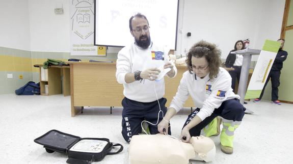 Los porfesionales preparan una de las sesiones impartidas.