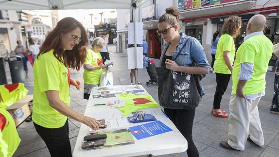 Una de las campañas informativas realizadas por ADMO en Cáceres.