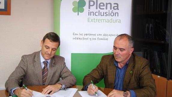 Momento de la firma del convenio.