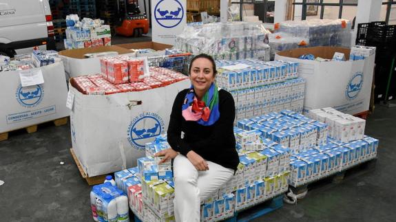 Palés de leche en la sede del Banco de Alimentos de Badajoz.