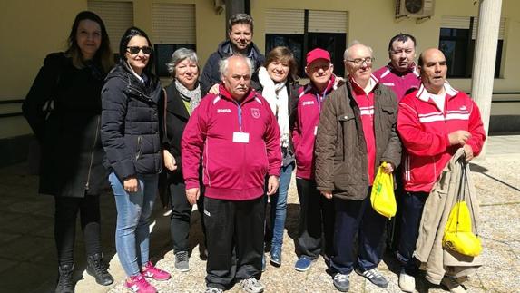 La directora general de Deportes y la presidenta de Mensajeros de la Paz junto a algunos de los deportistas participantes en los Jedes.