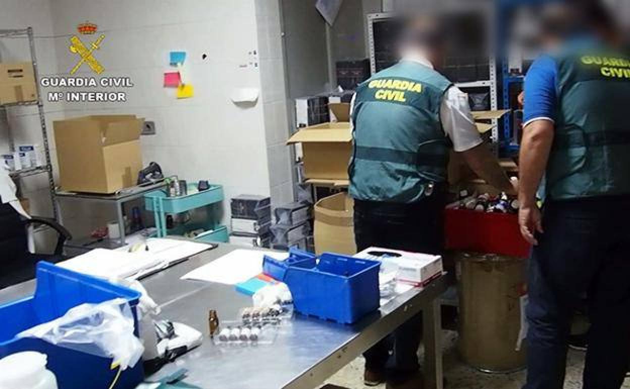 Los investigadores de la Guardia Civil toman muestras de los productos de vapeo. 