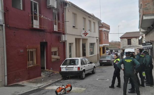 Un vecino de Talayuela se encierra e intenta quemar su domicilio