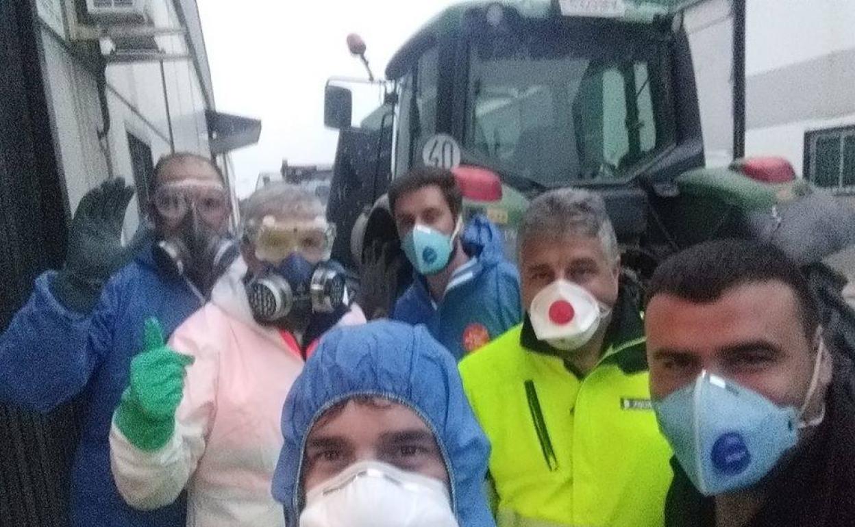 Operarios municipales realizan trabajos de desinfección de las calles de Talayuela y pedanías para frenar la propagación del coronavirus