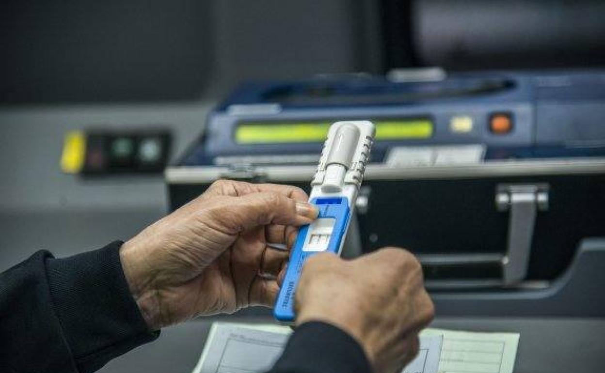 Dispositivo usado para la detección de drogas
