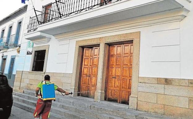Brigadas de la Diputación han desinfectado centros educativos y edificios públicos
