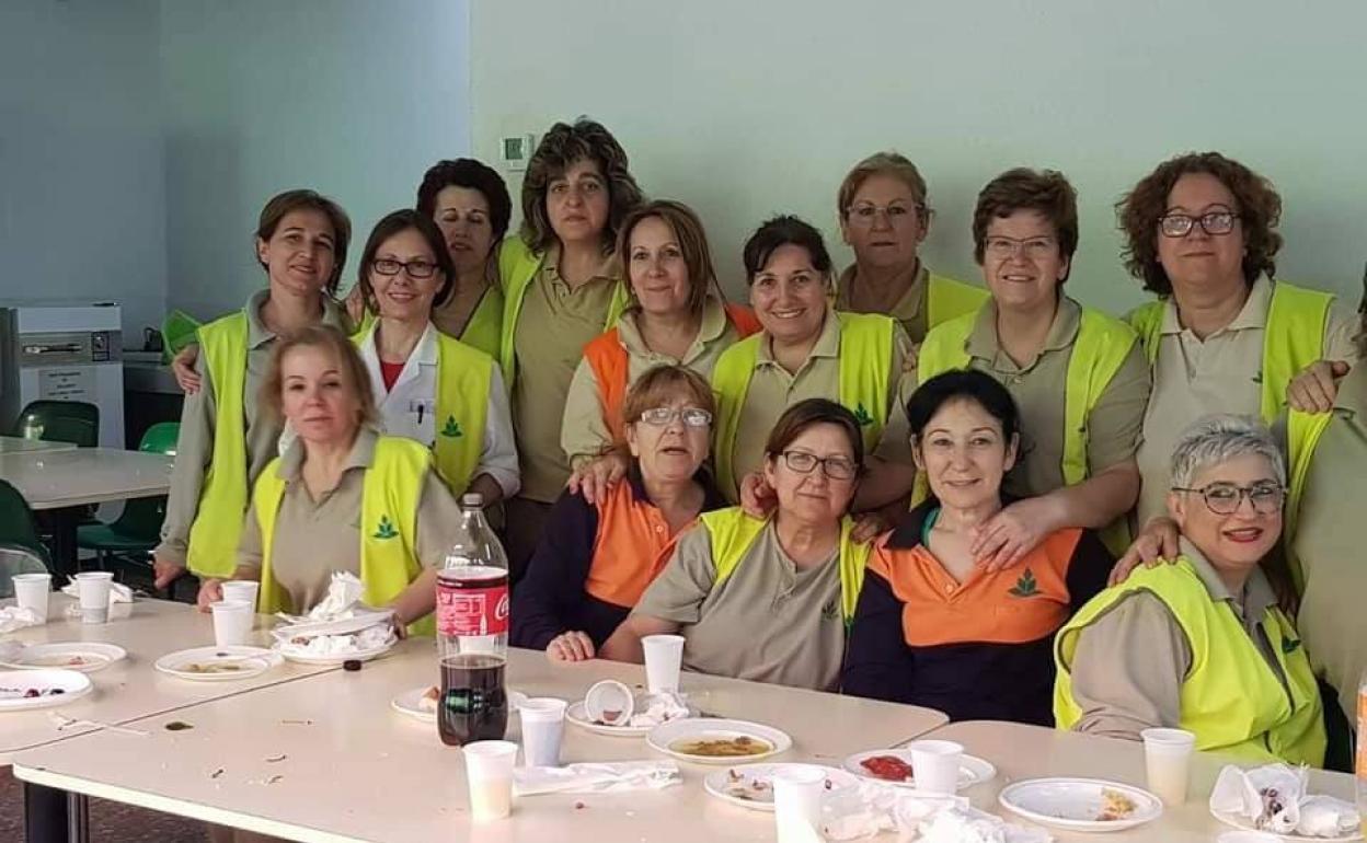 Imagen de algunas de las trabajadoras de Cetarsa en sus instalaciones de Talayuela 
