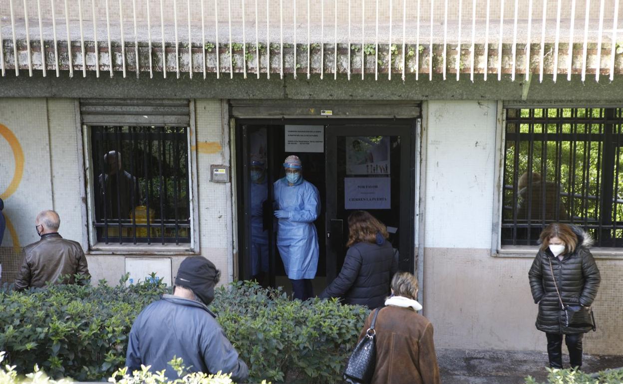 Usuarios del centro residencial de Peraleda de la Mata, los primeros en ponerse las vacunas en el Área de Salud