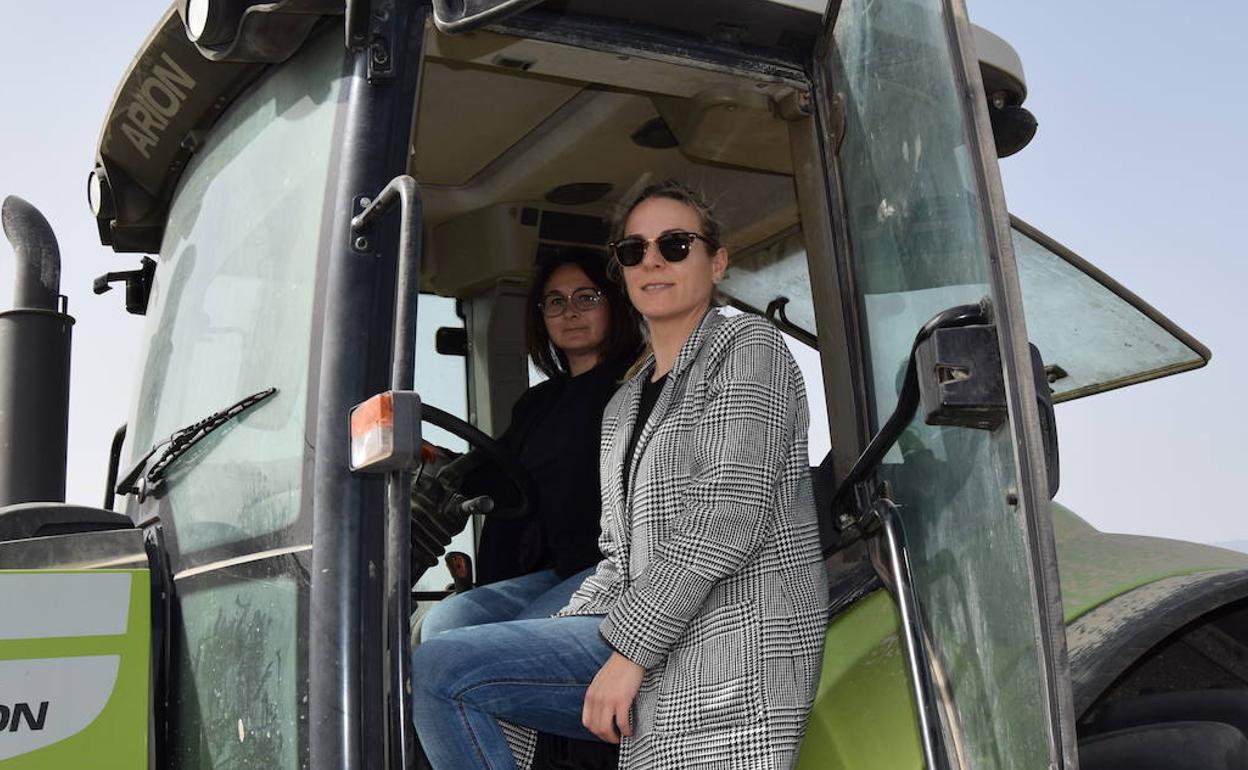 «Para nosotras es un gran orgullo ser la tercera generación de agricultoras de la familia», dicen Laura y María Castañar
