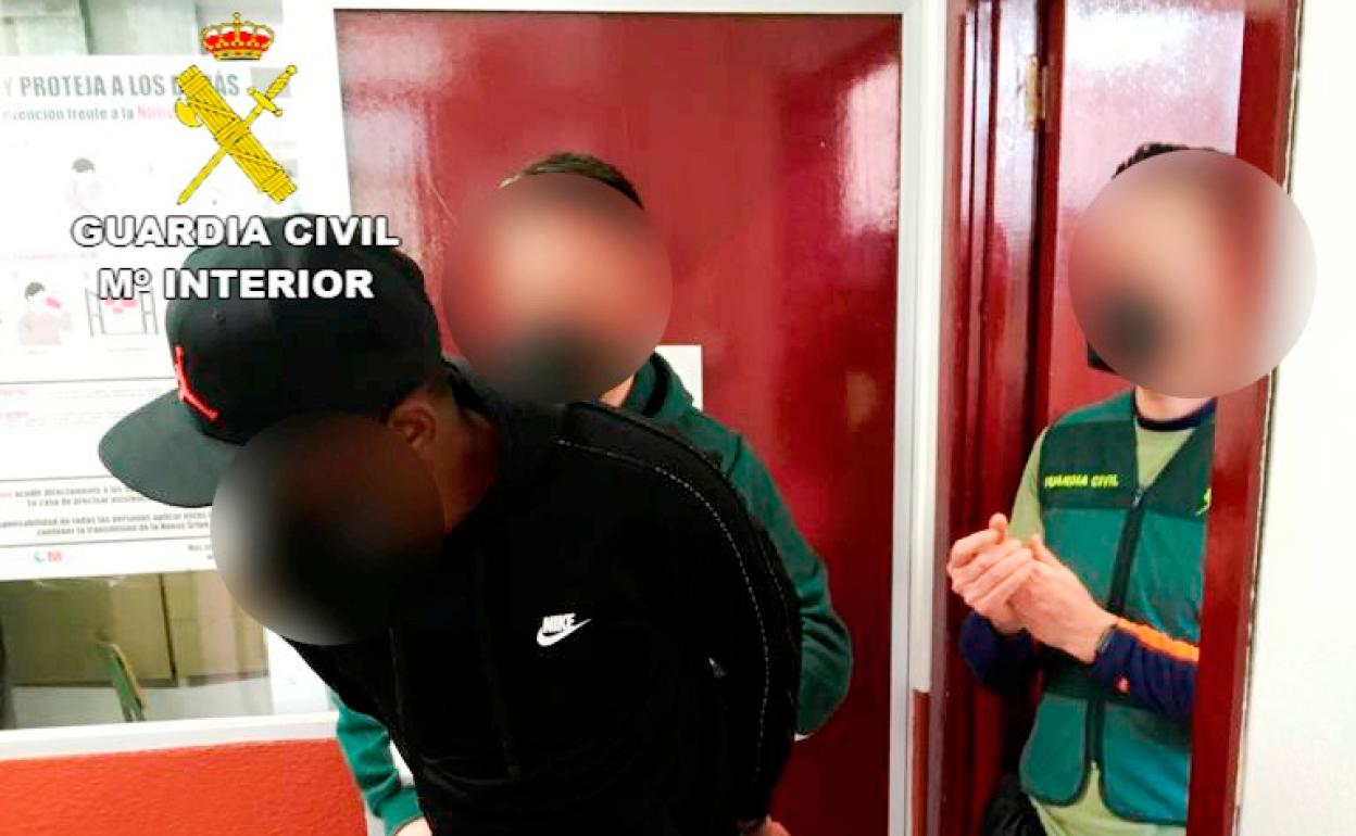 La Guardia Civil detiene a 3 personas por estafa, usurpación de estado civil y pertenencia a grupo criminal tras una denuncia en Navalmoral