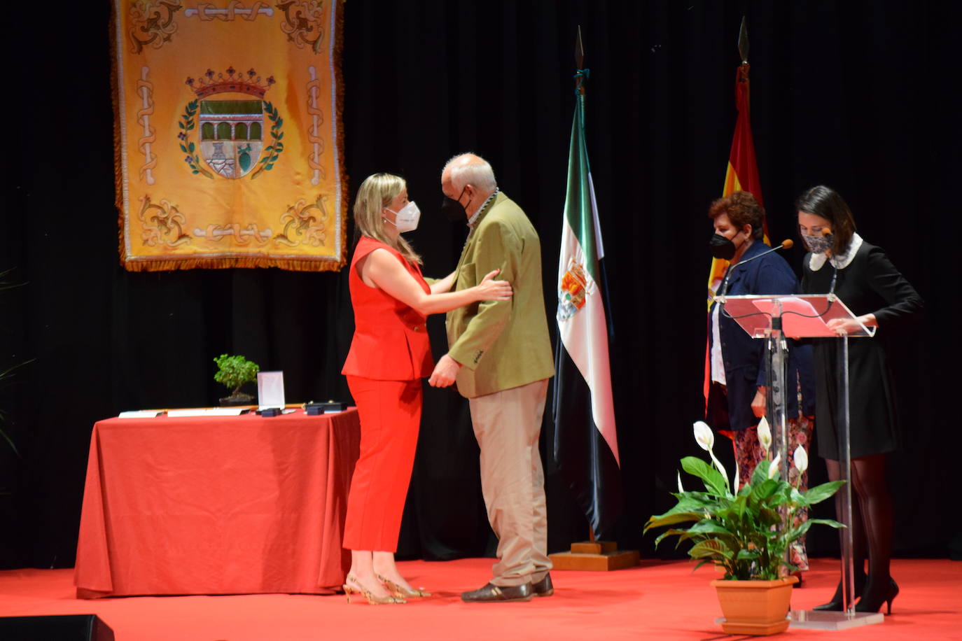 Fotos: FotoGalería Nombramiento oficial del Cronista de Talayuela y Acto homenaje a los alcaldes de la democracia