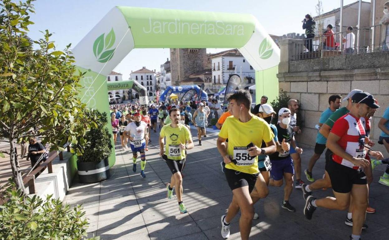 Participantes de la media maratón de Cáceres en la salida, este domingo
