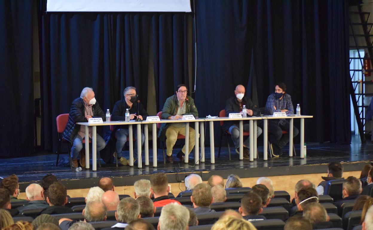 Los tabaqueros anuncian nuevas tractoradas en la A-5 y paralizarán la entrega del producto a Cetarsa como protesta por la situación del sector