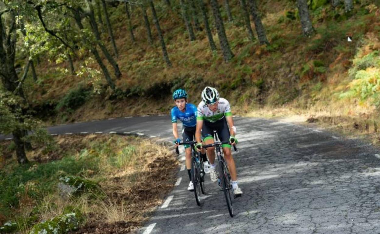 Dos corredores en fuga en la pasada edición de la Vuelta Ciclista a Extremadura subiendo el Piornal