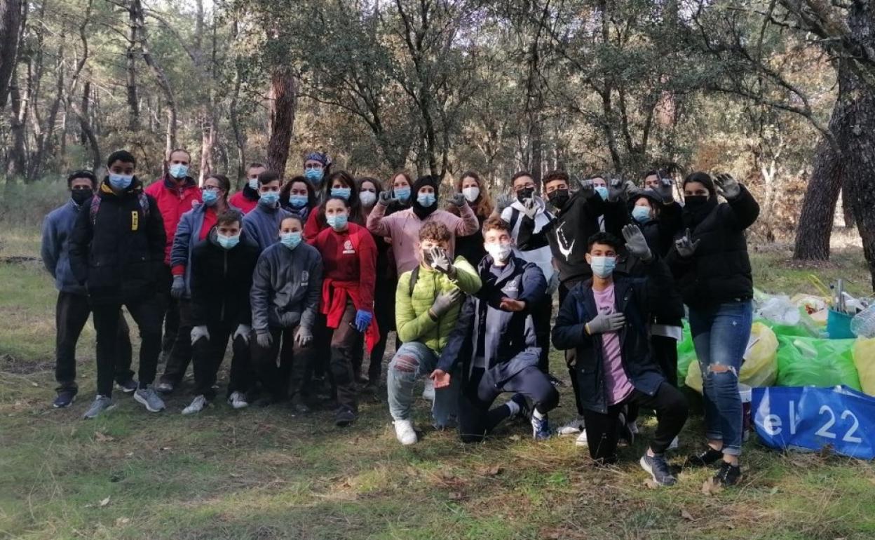 Alumnos del instituto San Martín y de la escuela de FP Dual La Atalaya retiran 150 kilos de 'basuraleza' del pinar de Talayuela